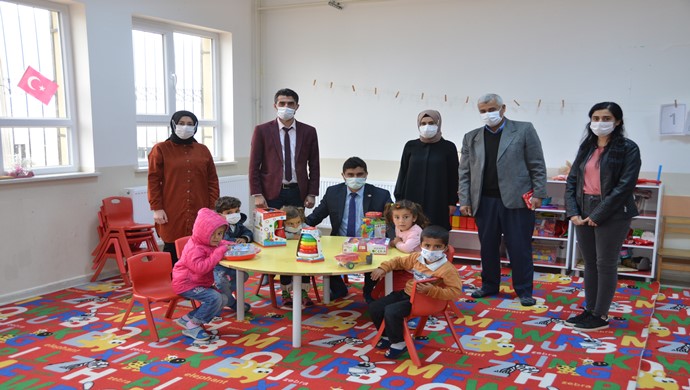 Hayır Sever İş Adamı Hüseyin Kıran `dan Öğrencilere Dev Yardım