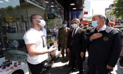 Millî Savunma Bakanı Hulusi Akar Malatya’da Esnafı Ziyaret Ederek Vatandaşlarla Sohbet Etti