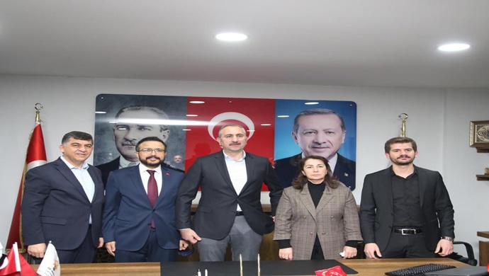 Önceki dönem Adalet Bakanı Abdulhamit Gül, AK Parti Şehitkamil İlçe Başkanı Mehmet Yılmaz’ı ziyaret ederek partililerle buluştu