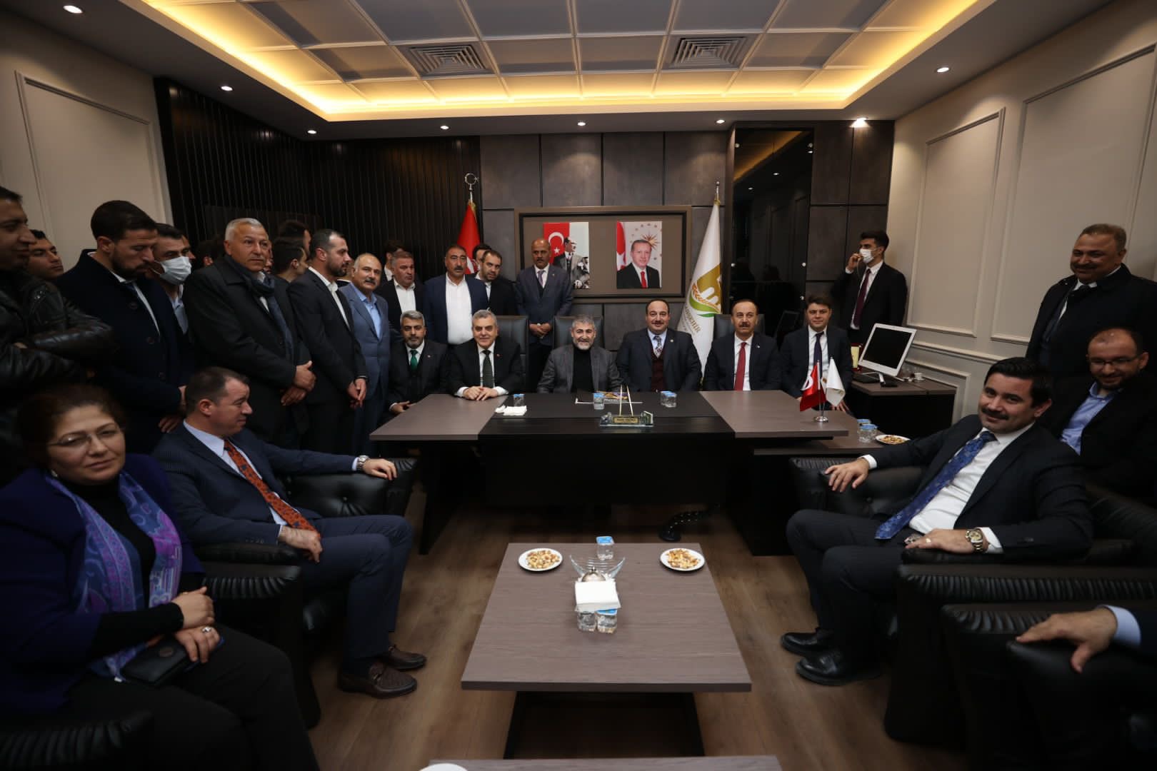 Bakan Nureddin Nebati, Viranşehir Belediye Başkanı Salih Ekinci’yi makamında ziyaret etti