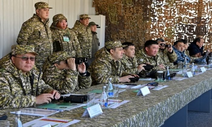 Президент Садыр Жапаров понаблюдал за ходом специальных тактических учений «Калкан — 2022»