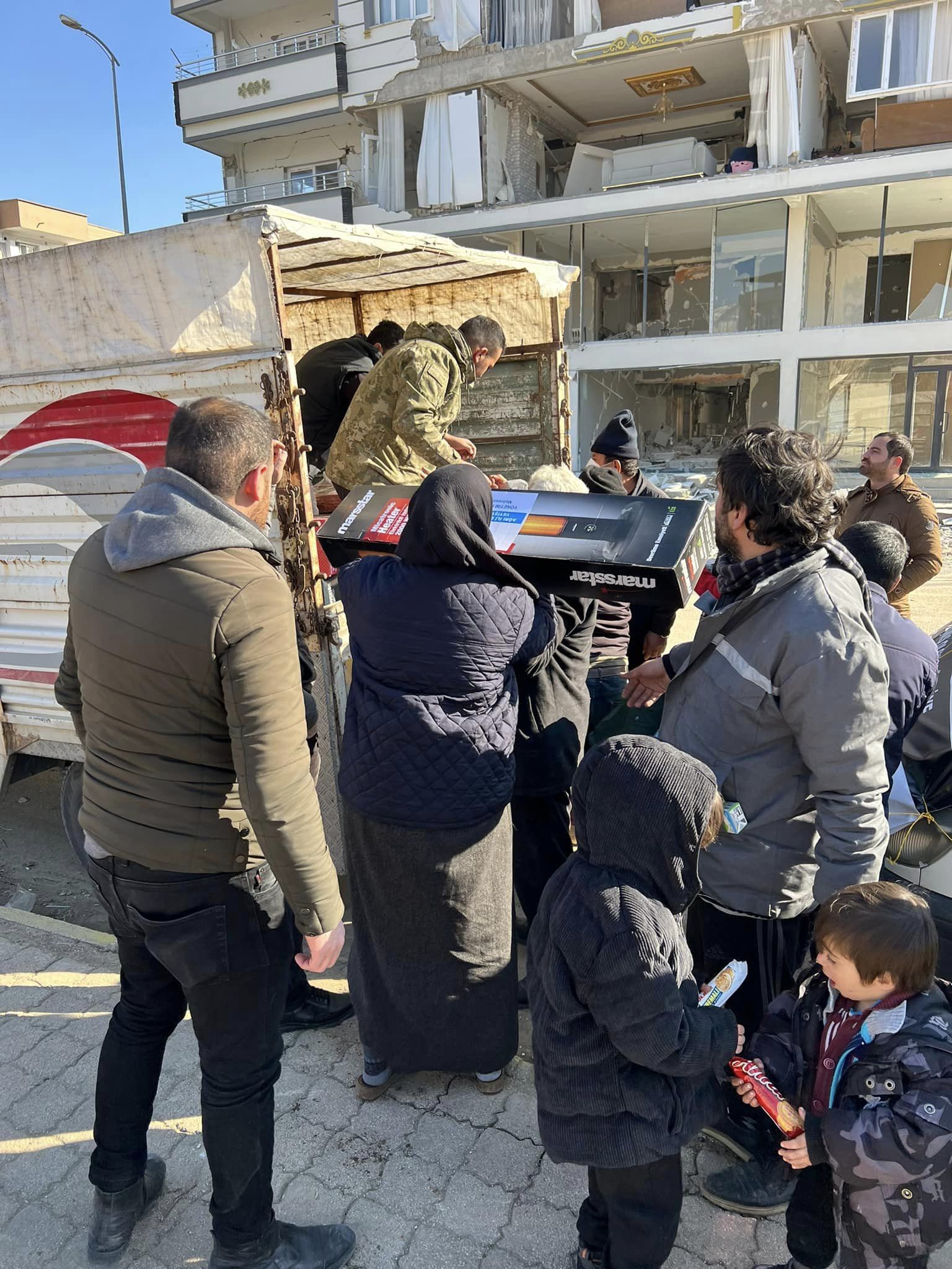 Bir 7 kişi, ayakta duran insanlar ve açık hava görseli olabilir