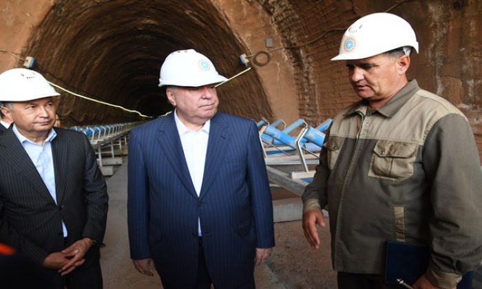 “Rogun” hidroelektrik santralinin KT-9 tüneli içindeki konveyör hattının 3. aşamasının montaj ve montajının ilerleyişinin ziyaret edilmesi