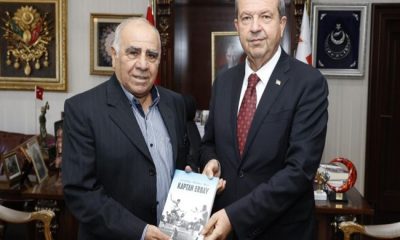 Erbay Gönelli, “Rekortmen Efsane Kaptan Erbay” isimli kitabını Cumhurbaşkanı Ersin Tatar’a takdim etti