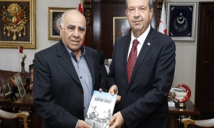 Erbay Gönelli, “Rekortmen Efsane Kaptan Erbay” isimli kitabını Cumhurbaşkanı Ersin Tatar’a takdim etti