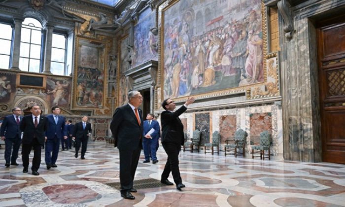 Devlet başkanı Vatikan Müzelerini ziyaret etti