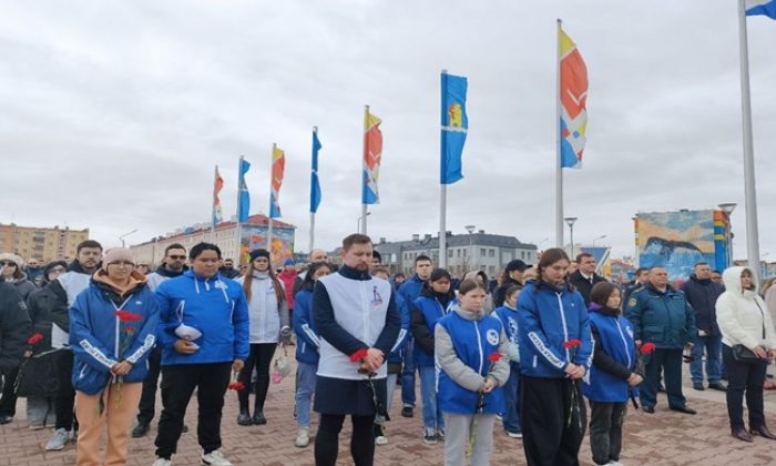 Birleşik Rusya aktivistleri, MGER ve Zafer Gönüllüleri Anadyr’deki Chukotka Cephesi anıtına taze çiçekler bıraktı