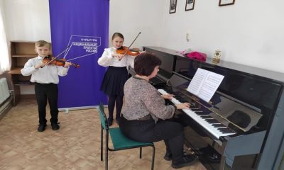 Stavropol Bölgesi’nde Birleşik Rusya’nın desteğiyle bir çocuk sanat okuluna yeni müzik aletleri verildi