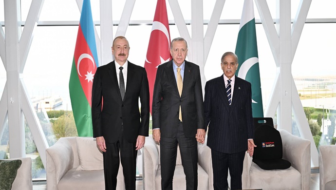 Azerbaycan Cumhurbaşkanı, Türkiye Cumhurbaşkanı ve Pakistan Başbakanı üçlü görüşme gerçekleştirdi